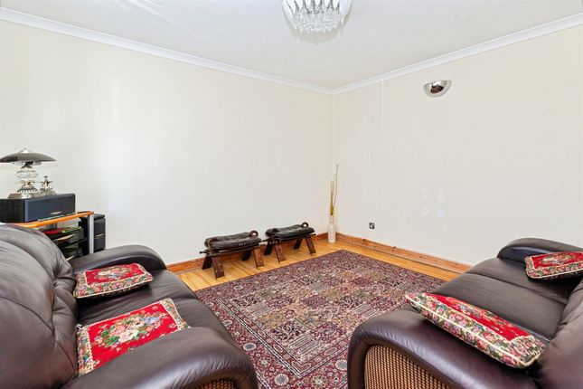 65, Mirador Crescent, SLOUGH photo 3