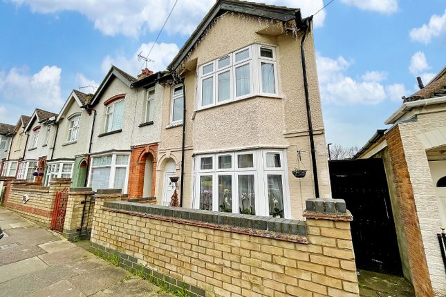 Thumbnail End terrace house for sale in Kingston Road, Luton, Bedfordshire
