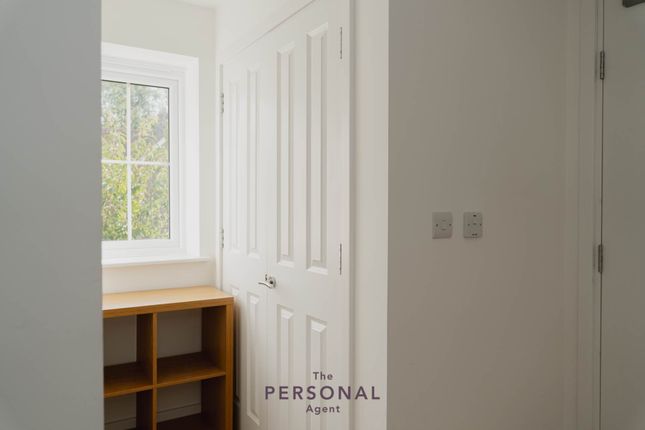 Flat 3 7 Hayton Crescent, Tadworth photo 2