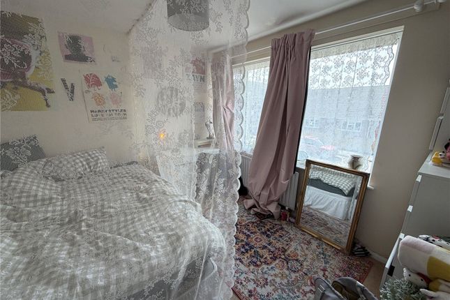 Room D, 125, Roman Way, Surrey photo 3