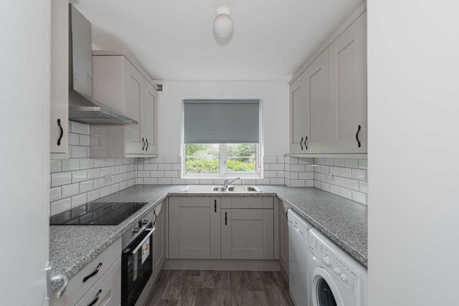 16, Lancaster Court, Banstead photo 4