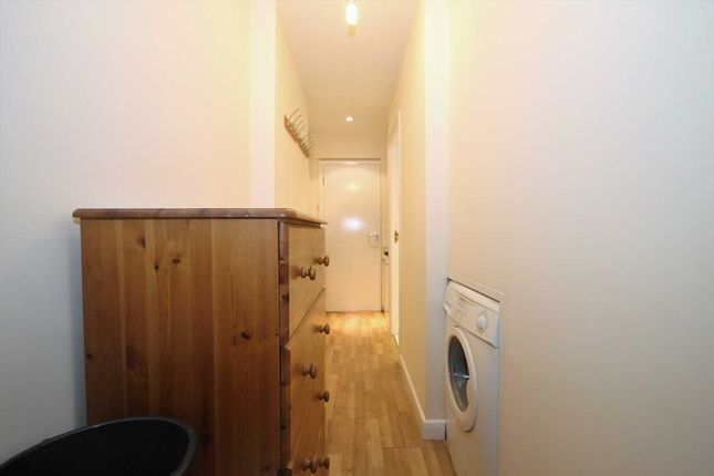 Annexe, Shaldon Drive, Morden photo 3