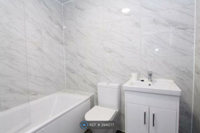 Flat Ground Floor  Tangmere Gardens, Northolt photo 4