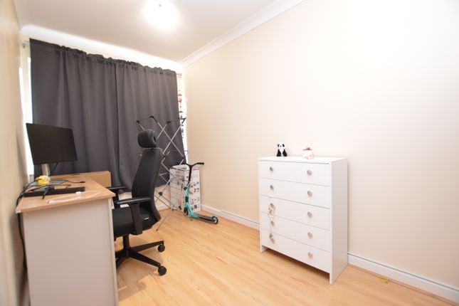 Town house to rent in Smiles Place, Woking