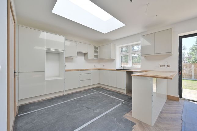 Bucknalls Lane, WD25, Watford photo 2