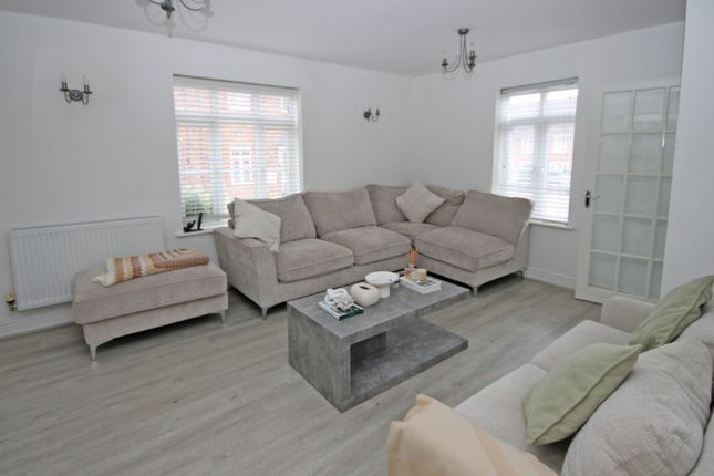 2, Princess Close, Bedford photo 4