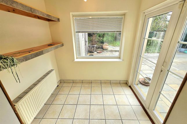49, Kings Way, Harrow photo 3