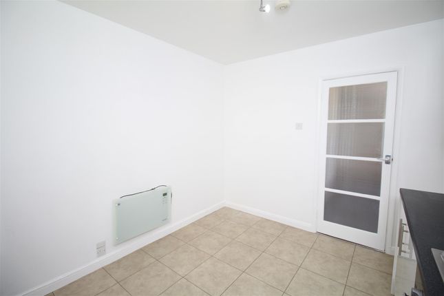 10, Queens Court, Ashford photo 4