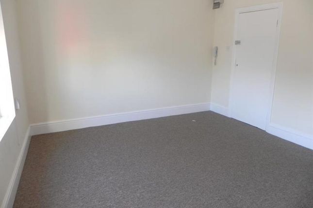 Studio 4, High Street, Ponders End photo 2