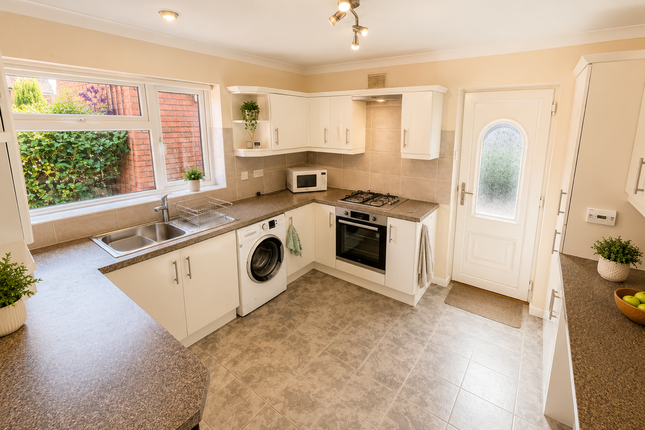 16, Linden Lea, Bedworth photo 3