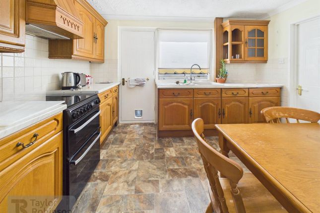 5, Squirrel Close, Crawley photo 3