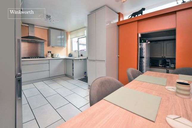 490, Gander Green Lane, Sutton photo 4