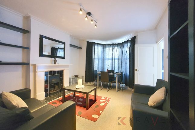 Thumbnail Flat to rent in Earls Court Gardens, London