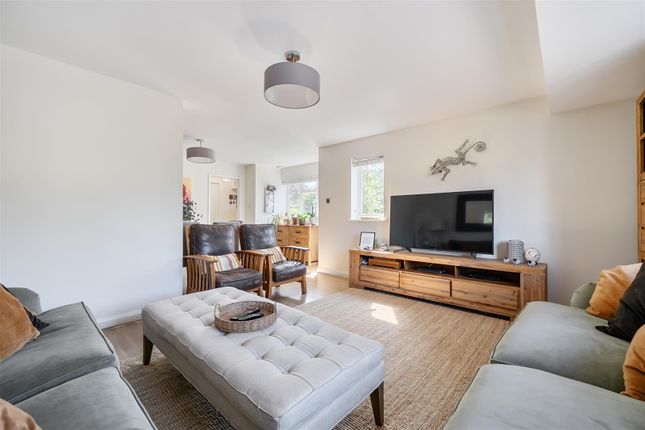6, Kestrel Way, Wokingham photo 3