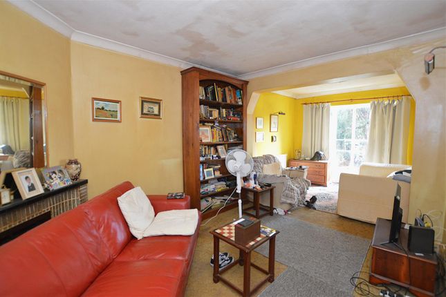 20, Old Manor Drive, Isleworth photo 2