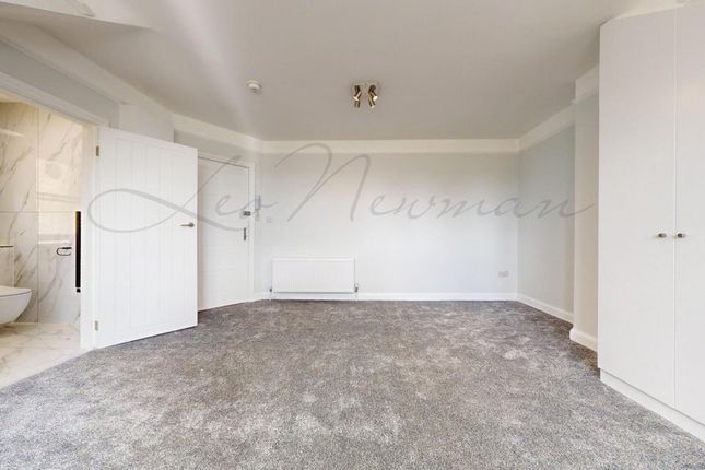 Flat 5 Studio 29, Merton Hall Road, London photo 4