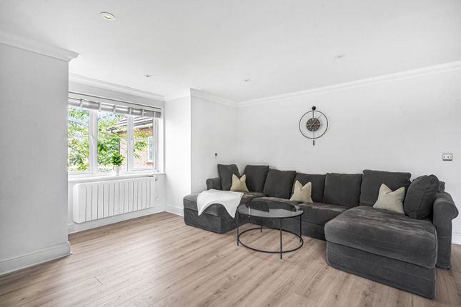 10, Woodgate Close, Surrey photo 3