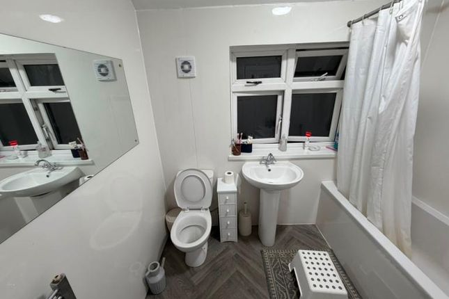Berkeley Avenue, Hounslow photo 4