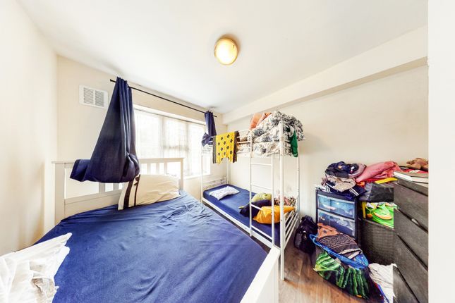 Flat for sale in Abbotswood Way, Hayes