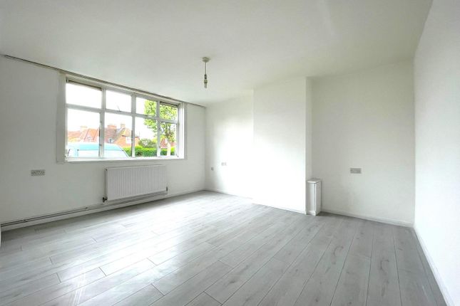 Thumbnail Flat to rent in Haselbury Road, London