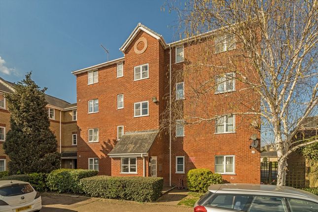 Studio flat on Flat 34, Concord Court, Winery Lane, Kingston Upon Thames, £325,000