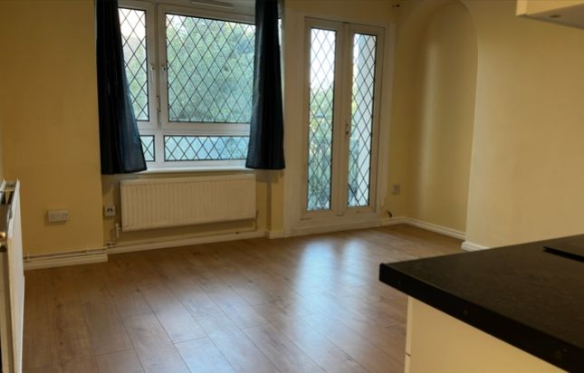 Flat 19, Spenlow House, Jamaica Road, London photo 2
