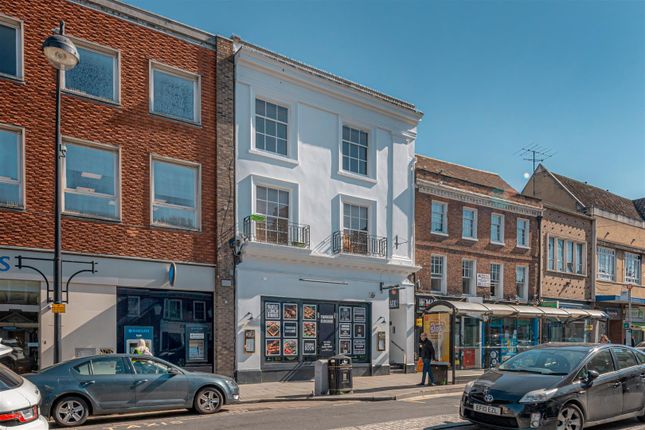 Flat to rent in High Street, High Wycombe