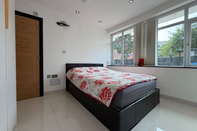 16 Room 3, The Crescent, Harrow photo 3