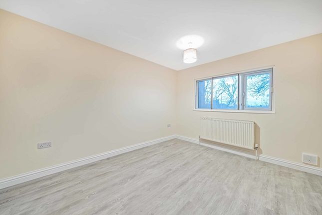 1 Woodfield House,, Oakfield Close, New Malden photo 3