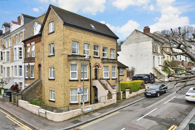 Flat to rent in De Burgh Hill, Dover
