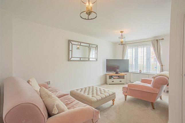 33, Maple Road, Somerset photo 2