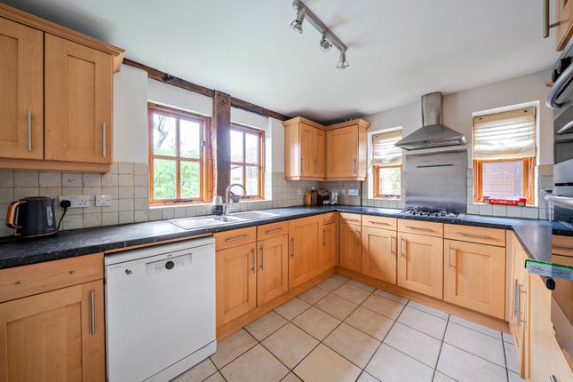 3, Hatch Farm Mews, Addlestone photo 4