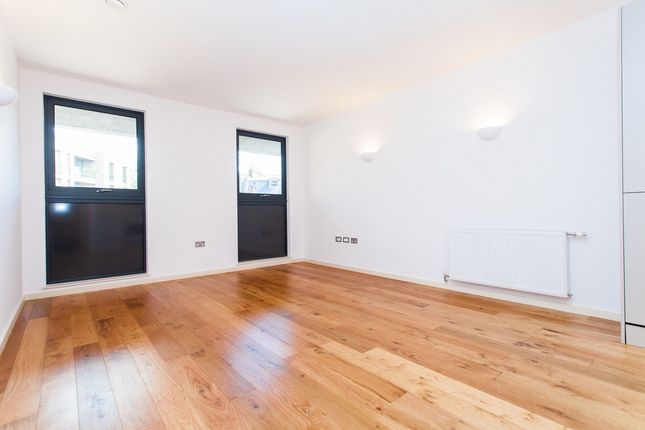 Flat for sale in Triangle Court, Camberwell