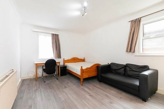 Flat B, 3 Dean Road, London photo 4