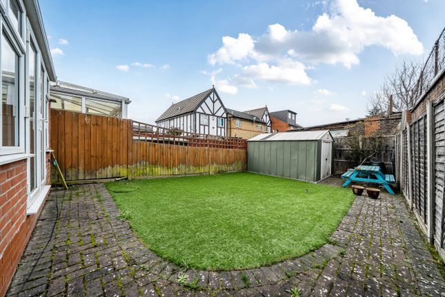 11, Gittens Close, Bromley photo 4
