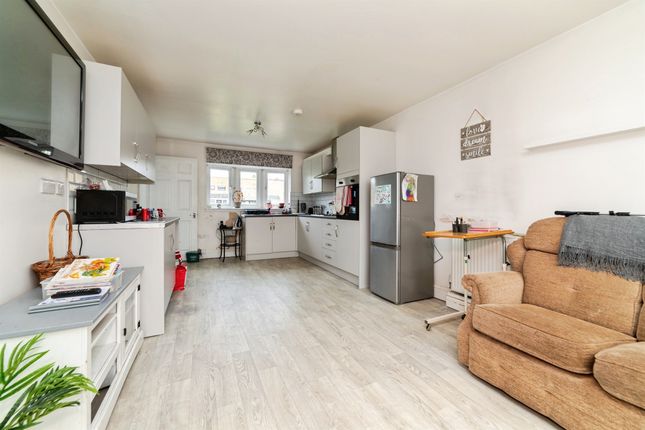 69, Peartree Way, Stevenage photo 3