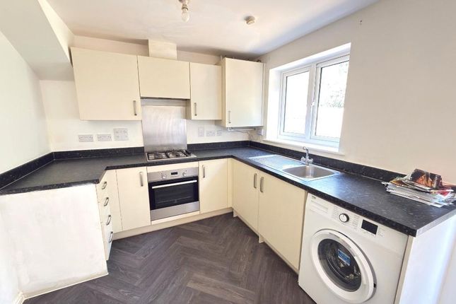 37, Guardian Way, Luton photo 3
