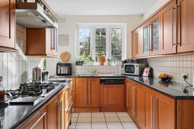 48, Southfields, East Molesey photo 3