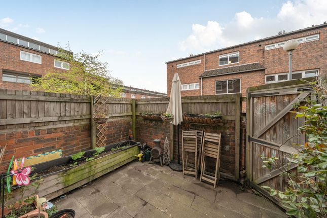 73 Westacott Close, London photo 4