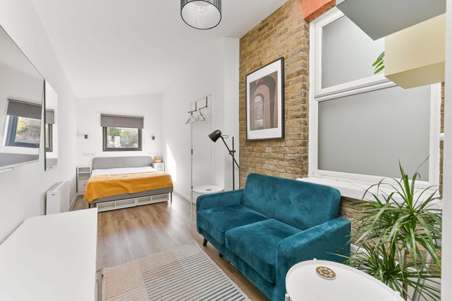 Studio flat on Gloster Road, New Malden, £1,550/mo