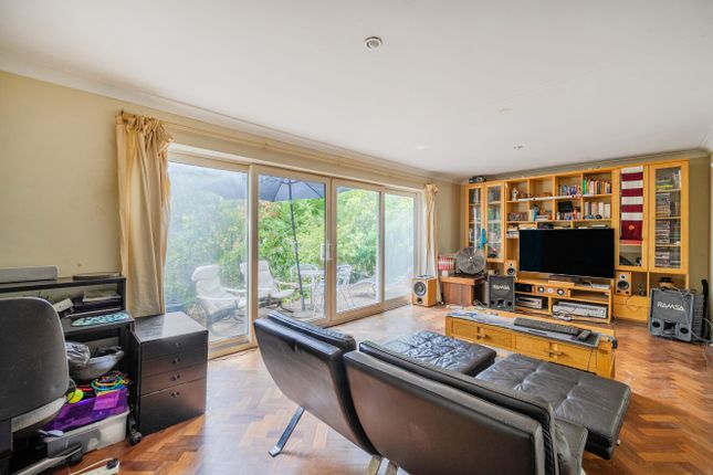 9, Barrens Close, Surrey photo 2