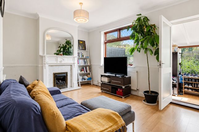 33 Parsonage Street, London photo 4