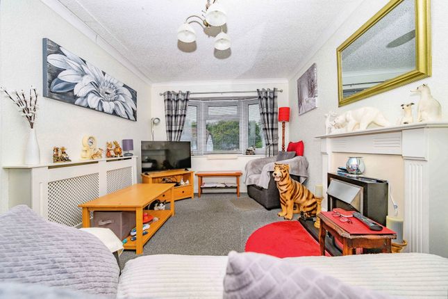 34, Collins Wood, Caddington photo 3