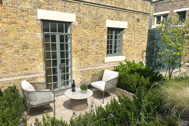 CW01,, The 1840, St. George's Gardens, London photo 3
