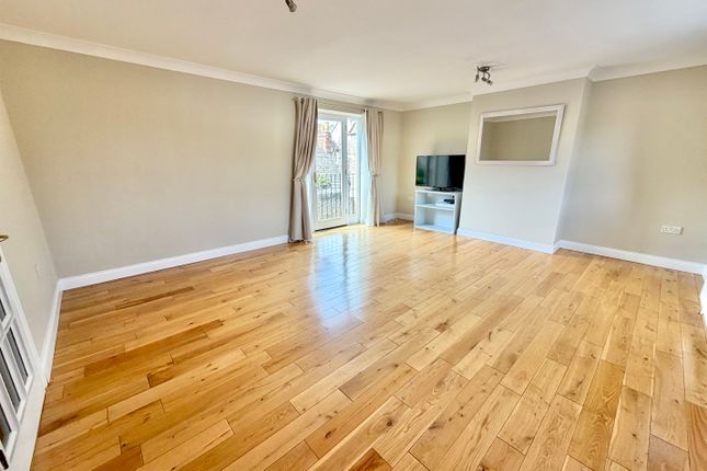Flat 11, Farriers Court, Waine Rush View, WITNEY photo 3