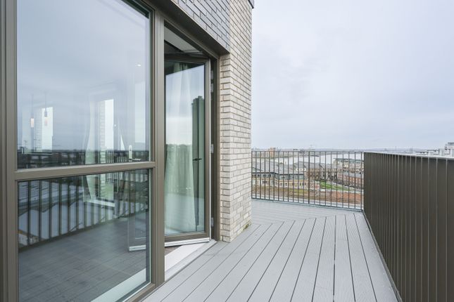 Flat for sale in Windsor Square, Woolwich