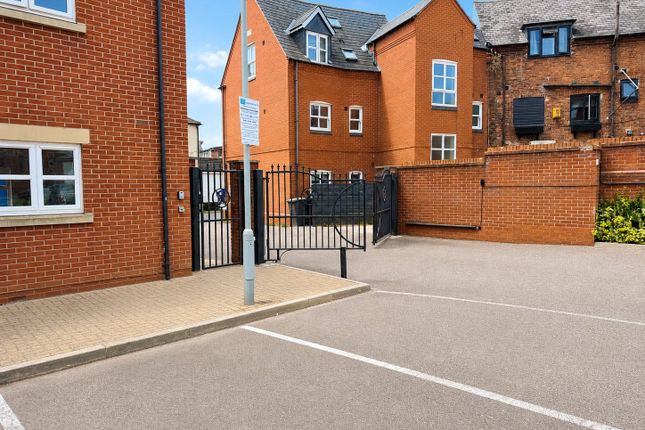33, Manor Gardens Close, Leicestershire photo 4