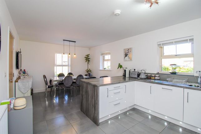 9, Hoult Court, Wakefield photo 3