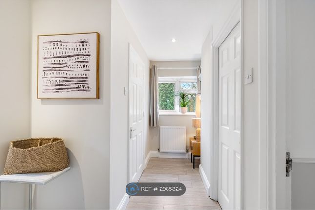 A Horseshoe Lane, Watford photo 4
