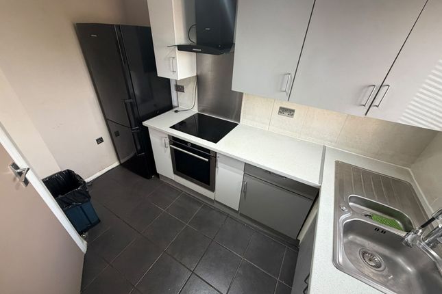 53, LUTON photo 4